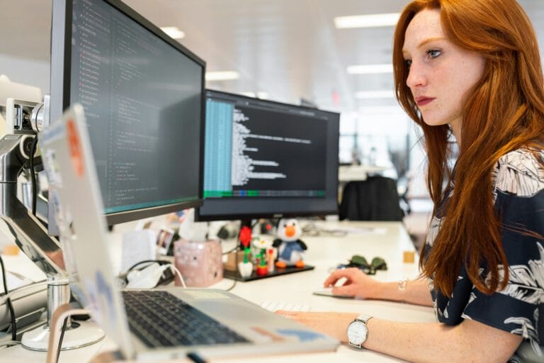 Digitalisierung Positive Technology Frau arbeitet am Computer