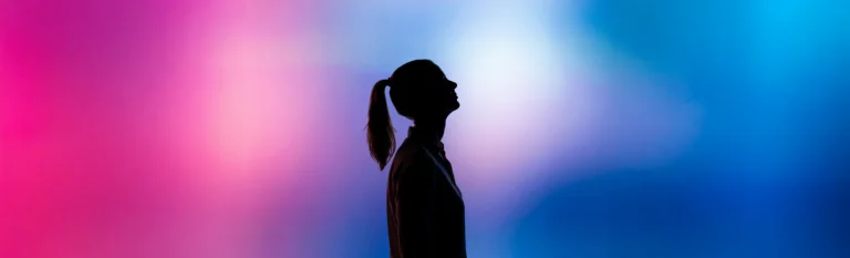 Frau vor blau-pinkem Hintergrund - Symbolbild digitales Wohlbefinden